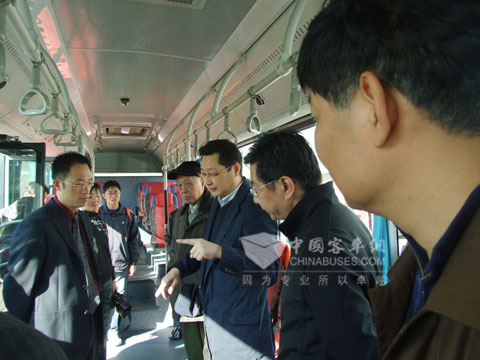 Wang An, the Chairman of Ankai Bus leads experts to visit new energy bus