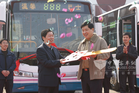 key transfer from Shi Honggong, GM of Zhongtong Bus to Qu Guoqing, GM of Wenxin Bus