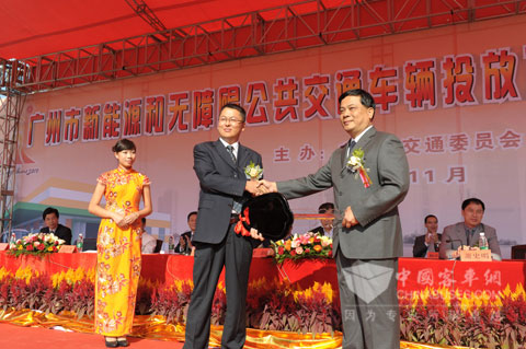 Yutong representative hand the key to public transport company 