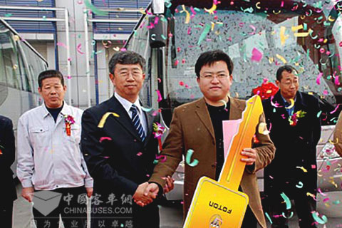 Li Hongjun, GM of Foton AUV handing the key 