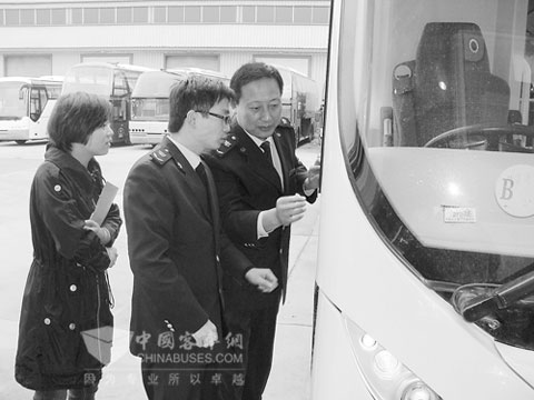 staffs from Jinhua Inspection and Quarantine Bureau check vehicles