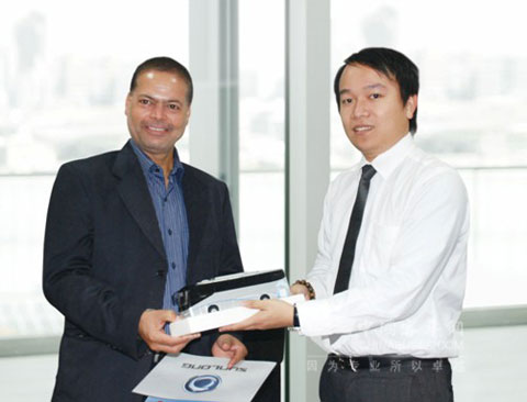 Mr. Chen donates Sunlong bus models to guest