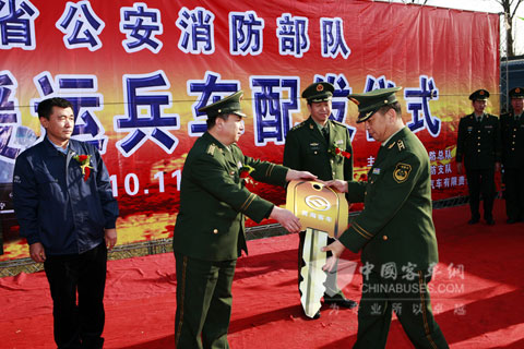 Delivery ceremony to Liaoning fire fighting emergency troop crawler