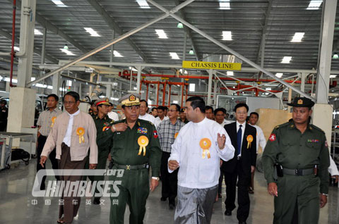 Visitors Visit the Production Line