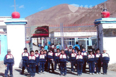 The pupils in the Hope Primary School donated by Higer Bus