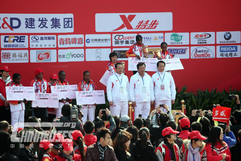 Ye Chonggeng, the Vice Mayor of Xiamen City and Xu Xiangdong, the Deputy General Manager of King Long Bus take an photo together after issuing award to the winner