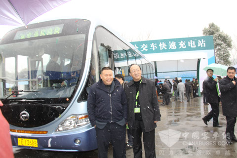 Dengping, the Executive Director of Hengtong Bus and Wu Yang, the Chairman of Microvast visit Huzhou Rapid Charging Station