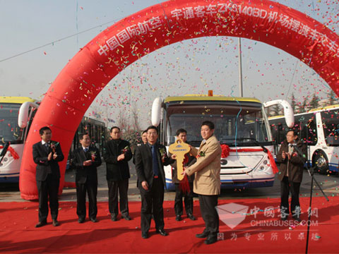 Yutong airport shuttle bus delivered to Air China