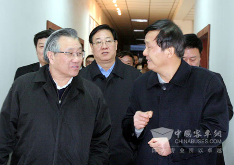 Li Shenglin talking with Tang Yuxiang 