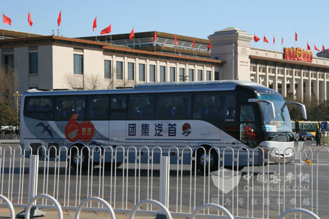 Yutong bus running across Tian