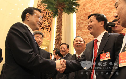 Li Keqiang shaking hands with Tang Yuxiang 