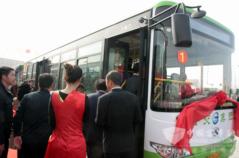 Officials and visitors visit King Long hybrid power city bus