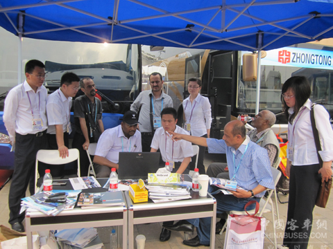 Foreign buyers visiting Zhongtong booth 