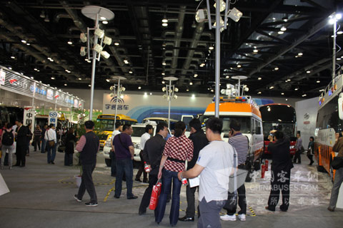 Visitors in Yutong booth 