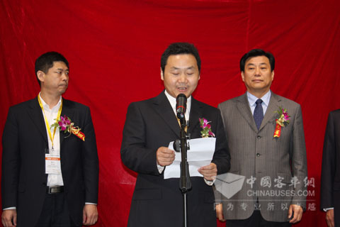 Wang Xianfeng, deputy manager of Ankai Bus makes address