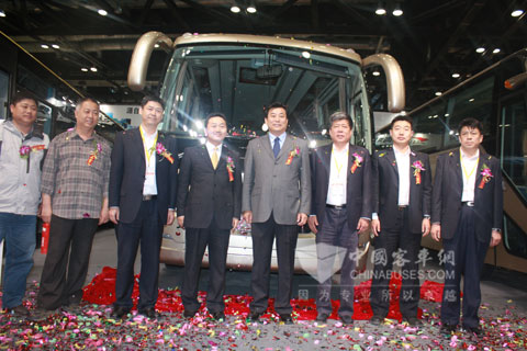 Wang Xianfeng, deputy GM of Ankai Bus and visitors before AK9