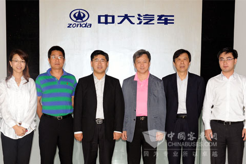 Representatives from Cheung Kong Holdings and Zonda Group