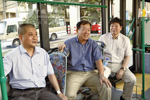 Ye Yuliang, deputy general manager of Golden Dragon Bus (first on the left) and Ye Chonggeng, vice mayor (middle) ride hybrid power bus