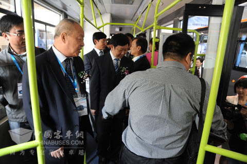 YANG, Limin Visits Yangtse Bus