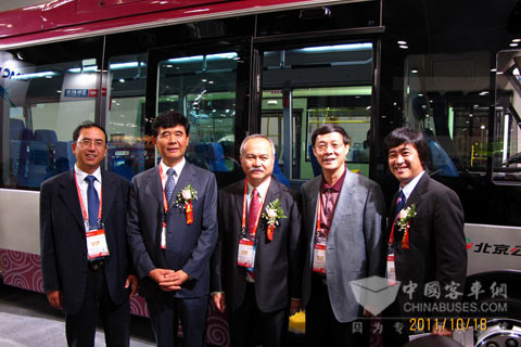 Mr. Chen Zhiqiang (the second on the right), Mr. Lee Giok Seng (middle) and President Zhao Hang of organizing committee of ANGVA 2011(the second on the left)