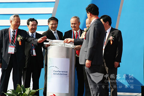 Deputy General Manager of Ankai Bus CHENG, Xiaoping (Left Three)