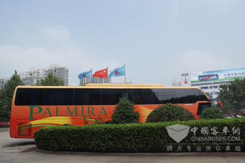 The large luxury coach sold to Chilean is driving out of Zhongtong