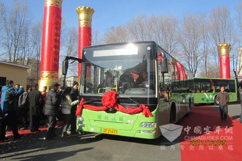 People visit Huanghai LNG bus and have a trial ride