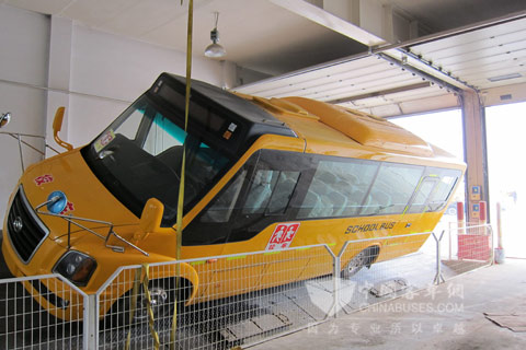 Static sate of roll over test of Huanghai buses