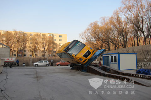 The roll over test of Huanghai buses