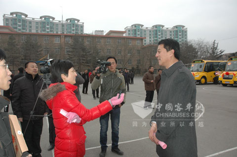 The general manager of Zhongtong Bus is being interviewing