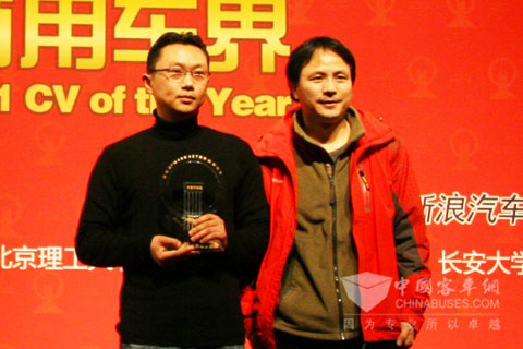 The representative of Sunlong Bus gets the prize