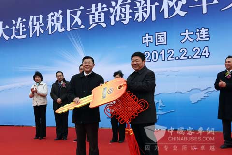 The handover ceremony of Huanghai "Big Nose" special school bus to Dalian bonded area