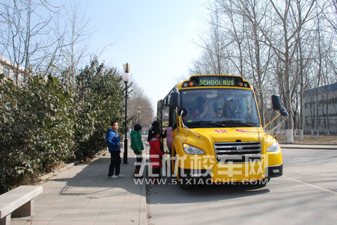 The children are queuing to get on the bus 