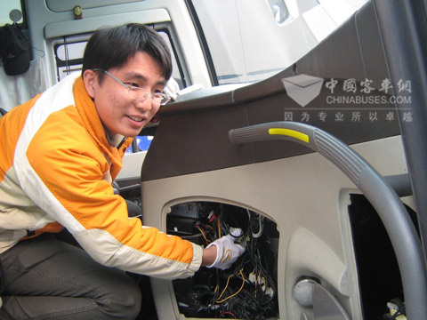 The service personnel of King Long is to check the vehicle electrical system