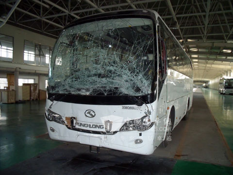 King Long XMQ6900Y coach completes its frontal crash 