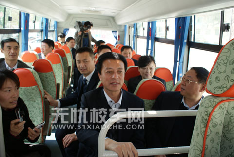 General Manager of Zhongtong Bus accompanied the governmental leaders to take on the school buses