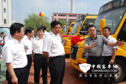 Mayor of Panjin City Visits Huanghai School Buses