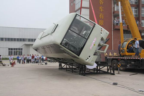 The Chery Rui Peng Bus is in the roll-over test