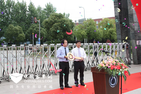 Sunlong GM Chen Dacheng Gives the Key to GM Wang Wei