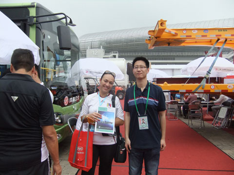The editor from Summarize and the buyer fromVenezuela in Canton Fair