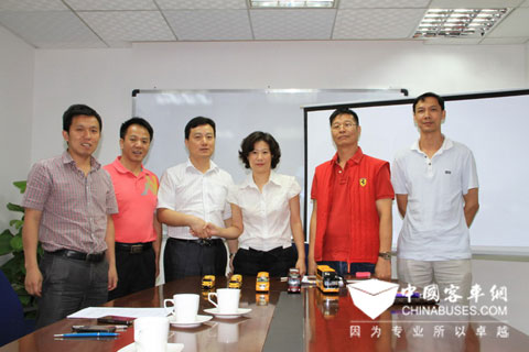 The group photo of the related leaders from Hong Kong Company and Yaxing Bus