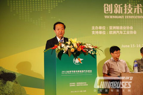  Former Director of the Ministry of Industry and  Information Technology Li Yizhong is making a speech