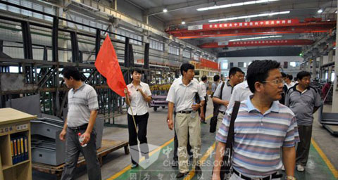 The visitors visit the production lines of JAC Bus. 