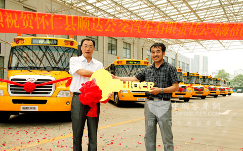 Higer Party Committee Secretary Xie, Feiming Grants the Symbolic Key to GM of Shunda Bus Company