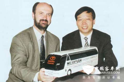 The group photo of Pang Qingnian,Chairman of Youngman  with Batha, chief engineer of NEOPLAN in 1999. 