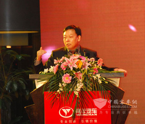Chairman Pang deliveres a speech