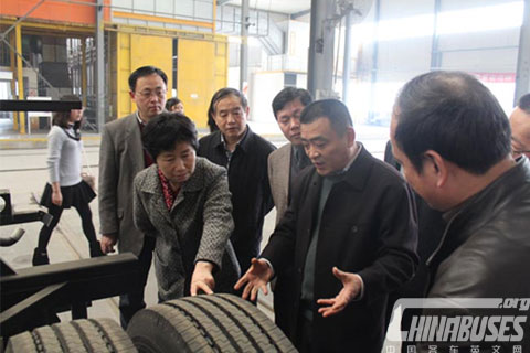 Chairman of Jiangxi Municipal Government Visits Bonluck Bus