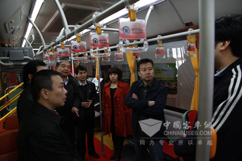 The visitors are listening to the introduction from Sunlong Bus technicist