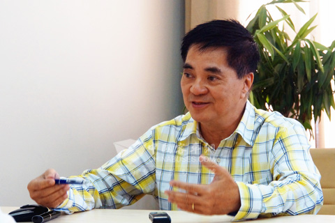 Mr. Lü Zhenhua, First Person Brings Golden Dragon Bus into Philippines