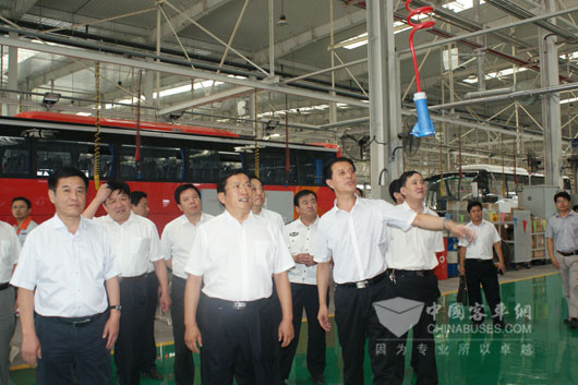 Guests visit Zhongtong production line